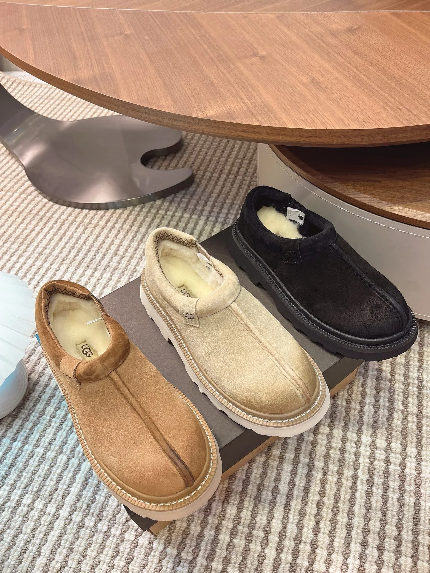 【UGG】 P: 540💰 Size: 40 to 44 (45 custom-made) 2025 new style 𝑼𝑮𝑮•Men's ◾️. The matching coefficient of winter snow fur shoes is also 100% 💥very good-looking✨very fashionable and stylish when worn📈 Lager casual boots lace-up style with hot embossed brand logo on the heel Item No.: 1171113 Upper: high-quality cow suede Lining: sheepskin imported from Australia 🐑The inner lining is made of Australian lamb wool Outsole: EVA non-slip outsole.